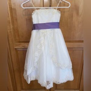 Flower Girl Dress. Alfred Angelo Size 6. Worn once. Girls beaded lace dress